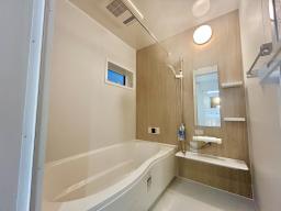 1日の疲れを癒す、ゆとりの浴室。キレイサーモフロアにより冬でも足元が冷たくなりにくく快適。換気乾燥暖房機付きです。