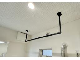 洗面室ホスクリーン。乾燥機にかけれないおしゃれ着も干すことができて便利。天井クロスは調湿機能のクリアトーンを採用。