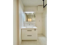 タオルや小物もすっきり収まる収納を備え、洗面まわりはいつも整った印象に。忙しい毎日でも気持ちよく使えます。