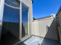 やさしい光と風を取り込む２階バルコニー