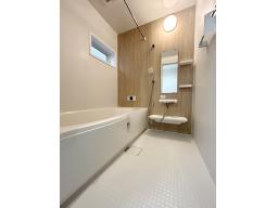 お湯が冷めにくい、浴槽保温材と保温組フタの「ダブル保温」構造。くるりんポイ排水口など毎日のお手入れもラクラク。ガス温水浴室暖房乾燥機付です。