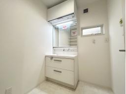 毎日使うものだから清潔な空間を保ちたい水回り。洗面化粧台にはそんな願いを解消させてくれる収納アイデアが満載です。三面鏡の裏側には小物から背の高い物まで収納できます。