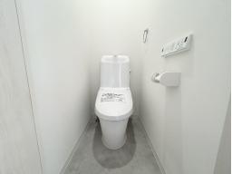 落ちにくい汚物汚れも、水を流すだけツルンっと落とせる新素材「アクアセラミック」で毎日のお手入れ簡単！