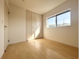 【3階洋室5帖】プライバシーを保ちやすい振り分けタイプの間取りです。各洋室は5帖以上の広さが確保されており、プライベートの時間を大切にできます。