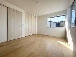 【3階洋室7.6帖】全居室収納付き。衣類もスッキリと収納することができます。