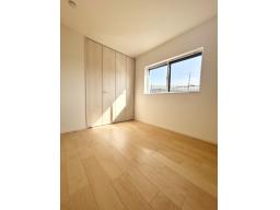 【3階洋室5帖】プライバシーを保ちやすい振り分けタイプの間取りです。各洋室は5帖以上の広さが確保されており、プライベートの時間を大切にできます。