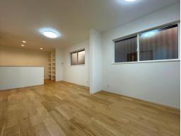 素足で歩きたくなるようなぬくもりと上質感。WOODTECの天然木複合フローリングでご家族みんなで使われるリビングを優しく包み込みます。