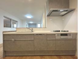 お料理中もご家族との会話が弾む対面式キッチン。家事をしていても家族の様子が伺え安心感があります。