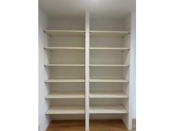 キッチンのオープンパントリーは可動棚なので、用途に合わせてたっぷり収納可能。キッチン周りをスッキリさせてくれる救世主！