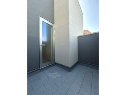 リビング直通のバルコニー。天気の良い日には、外の空気を吸いながら、読書やティータイムを楽しむことができます。