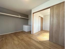 広々嬉しい10.3帖の居室。開放感のあるオープンクローゼットは見せる収納でお好きなお洋服のコレクションに♪日々の暮らしに彩りをプラスします。整理整頓が自然とでき、収納もインテリアの一部に。