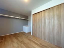 室内には独立したプライベートルームが備わっており、扉を閉めればしっかり落ち着く空間に。ライフスタイルの変化に合わせて柔軟にご活用いただけます。