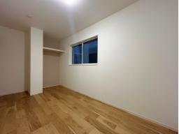 1階に設けたフレキシブルな6.2帖のサービスルーム。洗面室と浴室を同フロアに配置し、身支度や入浴もスムーズに行えるのが魅力的。