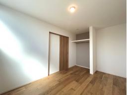 ゆったり過ごせる6.7帖の一室。主寝室にもおすすめの、ほどよい広さが魅力です。見やすく取り出しやすい設計のオープンクローゼットは忙しい朝の身支度も快適にサポートします。