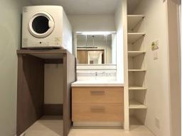 洗面室にはガス乾燥機「乾太くん」を設置しておりますので家事の流れがスムーズに完結。