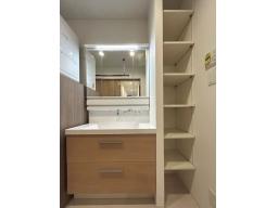 リネン庫も設置。すぐ隣浴室なのでタオルや下着、パジャマなどを収納可！