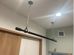 洗面室にはホスクリーンを設置。洗濯・乾燥・物干しまでの動線がスムーズに完結します。使わないときは吊り下げ棒を取り外せるので、空間もすっきり保てます。