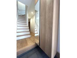 住まう人も来客も扉を開けるとワクワクさせてくれるオシャレな玄関。玄関で靴を履いた状態での全身チェックが鏡でできるため、外出前の最終確認に便利です。