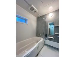 大人の方でも足を伸ばして寛げる広さの浴室。1日の疲れも足を延ばしてリラックスしましょう♪