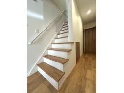 玄関すぐの階段に収納スペースを設けました。掃除用具の保管や季節ものの保管等にご活用ください♪