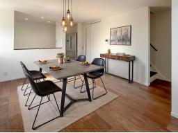 【リビングイメージ】WOODTECの天然木フローリングがやさしい温もりを演出。家族が自然と集まるリビング。※掲載の写真は当社施工画像にCGで家具を合成配置したものです。実際にはモデルセッティングはございません