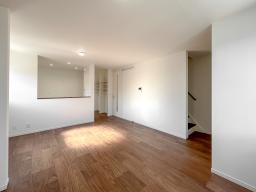 【リビングイメージ】家族が自然と集まる17帖の広々リビング。それぞれが思い思いの時間を過ごしながら、同じ空間にいられる広さです。※掲載写真は当社施工事例であり、本物件とは一部仕様（窓位置等）が異なる場合