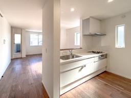 【リビングイメージ】キッチンからリビング・ダイニング全体を見渡せる設計。料理をしながら、宿題をするお子さまの様子を見守れます。※掲載写真は当社施工事例であり、本物件とは一部仕様（窓位置等）が異なる場合