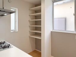 【オープンパントリーイメージ】キッチンに隣接した大容量のオープンパントリー。食料品や調理家電を一目で把握でき、出し入れもスムーズ。※掲載の写真は当社施工事例であり、本物件のものではありません。