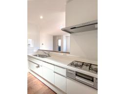 【キッチンイメージ】夕食後の片付けは食器洗い乾燥機にお任せ。家族でくつろぐ時間が自然と増えるキッチン。3口コンロとオールインワン浄水栓付。※掲載の写真は当社施工事例であり、本物件のものではありません。