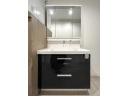 【洗面イメージ】タオルや小物もすっきり収まる収納を備え、洗面まわりはいつも整った印象に。忙しい毎日でも気持ちよく使えます。※掲載の写真は当社施工事例であり、本物件のものではありません。