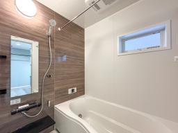 【浴室イメージ】一日の疲れを癒す、ゆとりある浴室。キレイサーモフロアで冬も足元が冷えにくく、換気乾燥暖房機付きで一年中快適です。※掲載の写真は当社施工事例であり、本物件のものではありません。