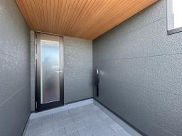 【バルコニーイメージ】やさしい光と風を取り込む2階バルコニー。北向きのため夏の強い日差しをやわらげ、快適に過ごせます。※掲載の写真は当社施工事例であり、本物件のものではありません。