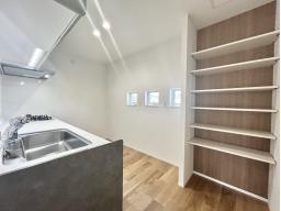 キッチンスペースには大容量のオープンパントリーを設置。キッチン家電やストック食品など収納して家事効率をUPさせることができます！