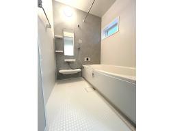 お湯が冷めにくい、浴槽保温材と保温組フタの「ダブル保温」構造。くるりんポイ排水口など毎日のお手入れもラクラク。ガス温水浴室暖房乾燥機付です。