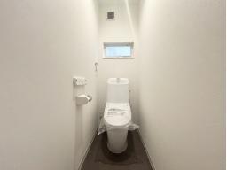 落ちにくい汚物汚れも、水を流すだけツルンっと落とせる新素材「アクアセラミック」で毎日のお手入れ簡単！