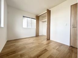 【3階洋室6帖】全居室収納付き。衣類もスッキリと収納することができます。