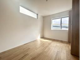 【3階洋室6.5帖】Low-E複層ガラスを採用。室内の暖かさを逃がしにくく、室外の冷気も入りづらくなるため冷暖房の効率もアップ♪快適＆エコな暮らしが叶います。