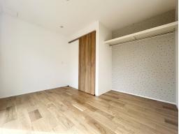 【1階6帖】オープン収納の壁をアクセントクロスにしておしゃれな空間に。