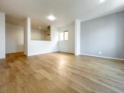 【リビングイメージ】キッチンからリビング・ダイニング全体を見渡せる設計。料理をしながら、宿題をするお子さまの様子を見守れます。※掲載の写真は当社施工事例であり、本物件のものではありません。