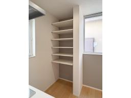 【オープンパントリーイメージ】キッチンに隣接した大容量のオープンパントリー。食料品や調理家電を一目で把握でき、出し入れもスムーズ。※掲載の写真は当社施工事例であり、本物件のものではありません。