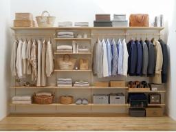 【壁面収納イメージ】ニュージーパインの棚板が美しい、カスタマイズできる壁面収納。※掲載の写真は当社施工画像にCGで家具を合成配置したものです。実際にはモデルセッティングはございません。