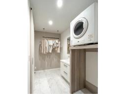 【ランドリールームイメージ】雨の日も快適に洗濯できる、ガス衣類乾燥機「乾太くん」付き。天候や花粉を気にせず、毎日の洗濯がスムーズに進みます。※掲載の写真は当社施工事例であり、本物件のものではありません