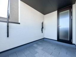 【バルコニーイメージ】やさしい光と風を取り込む2階バルコニー。北向きのため夏の強い日差しをやわらげ、快適に過ごせます。※掲載の写真は当社施工事例であり、本物件のものではありません。