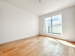 【リビングイメージ】WOODTECの天然木フローリングがやさしい温もりを演出※掲載写真は当社施工事例であり、本物件と仕様が異なります。床色は朝日ウッドテックオークを採用しています。