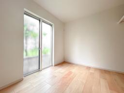 【サービスルーム　イメージ】※掲載写真は当社施工事例であり、本物件と仕様（窓等）が異なります。床色は朝日ウッドテックオークを採用しています。