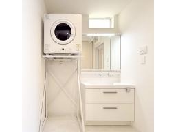 【洗面室イメージ】雨の日も快適に洗濯できる、ガス衣類乾燥機「乾太くん」付き。※掲載写真は当社施工事例であり、本物件と仕様が異なります。洗面室に窓はございません。