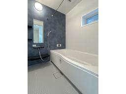 【浴室イメージ】一日の疲れを癒す、ゆとりある浴室。キレイサーモフロアで冬も足元が冷えにくく、換気乾燥暖房機付きで一年中快適です。※掲載の写真は当社施工事例であり、本物件のものではありません。