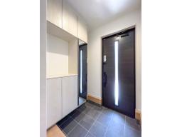 【シューズクローゼットイメージ】家族みんなの靴はもちろん、防災グッズや備品まで、まとめて収納できます。※掲載写真は当社施工事例であり、本物件と仕様(シューズクローゼット位置等)が異なります。