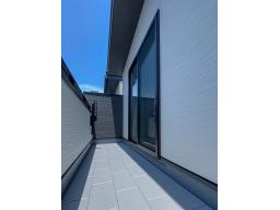 【バルコニーイメージ】やさしい光と風を取り込む3階バルコニー。北向きのため夏の強い日差しをやわらげ、快適に過ごせます。※掲載の写真は当社施工事例であり、本物件のものではありません。