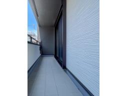 【バルコニーイメージ】やさしい光と風を取り込むLDK直通2階バルコニー。北向きのため夏の強い日差しをやわらげ、快適に過ごせます。※掲載の写真は当社施工事例であり、本物件のものではありません。